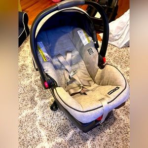 Graco click connect car seat and 2 bases